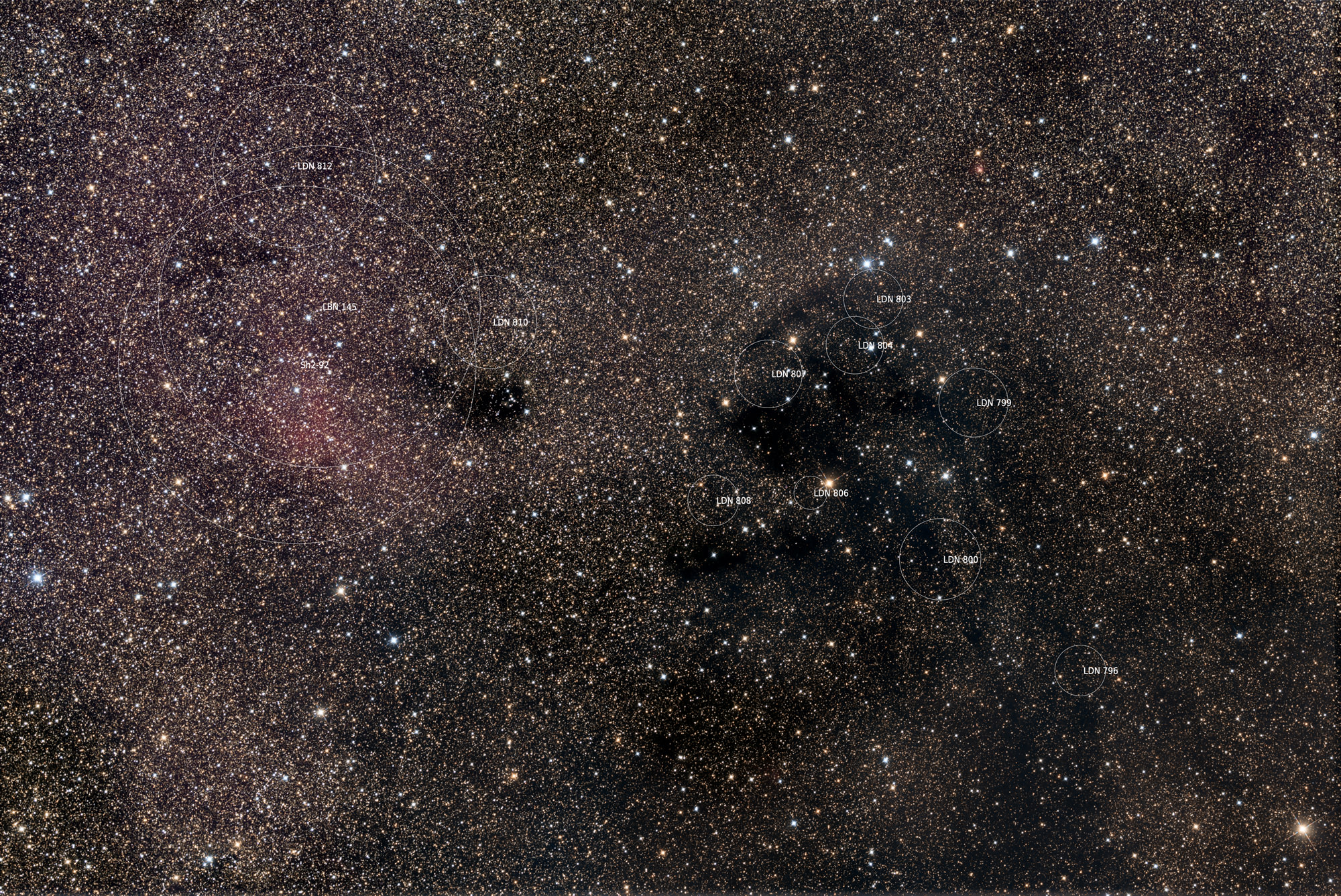 In the left part of the image is the reddish emission nebula Sh2-92, in the right part the dark nebulae LDN 796, 799, 800, 803, 804, 806, 807, 808 and 812